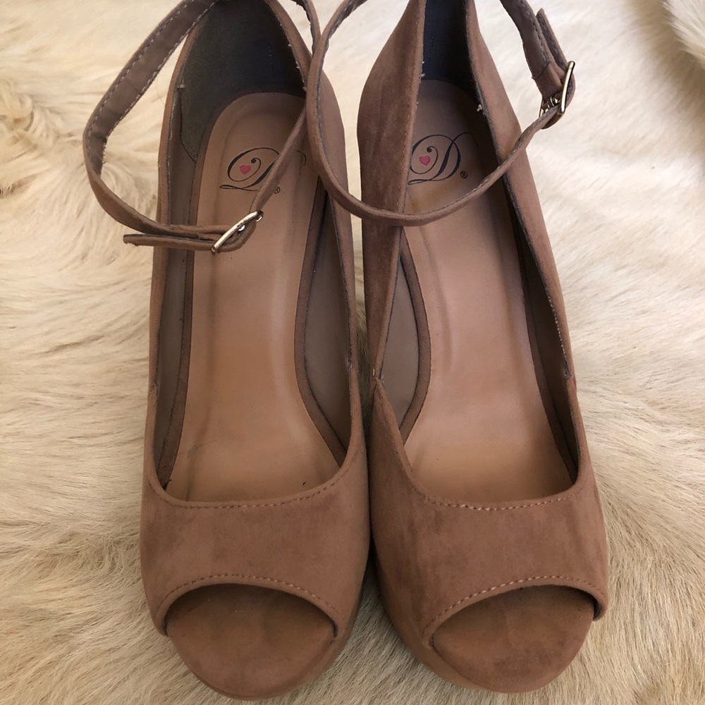 Dollhouse wedges size 8